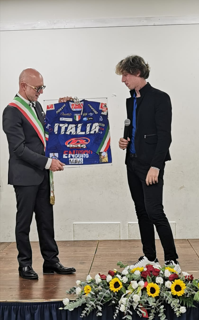La maglia della nazionale donata al sindaco Spinelli in occasione della premiazione del Leone Rampante 2022 (Fonte foto Comune di Fucecchio)