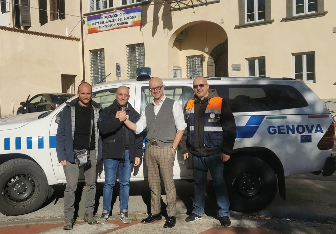 Il sindaco Spinelli di fronte al Comune con alcuni funzionari della protezione civile arrivati da Genova