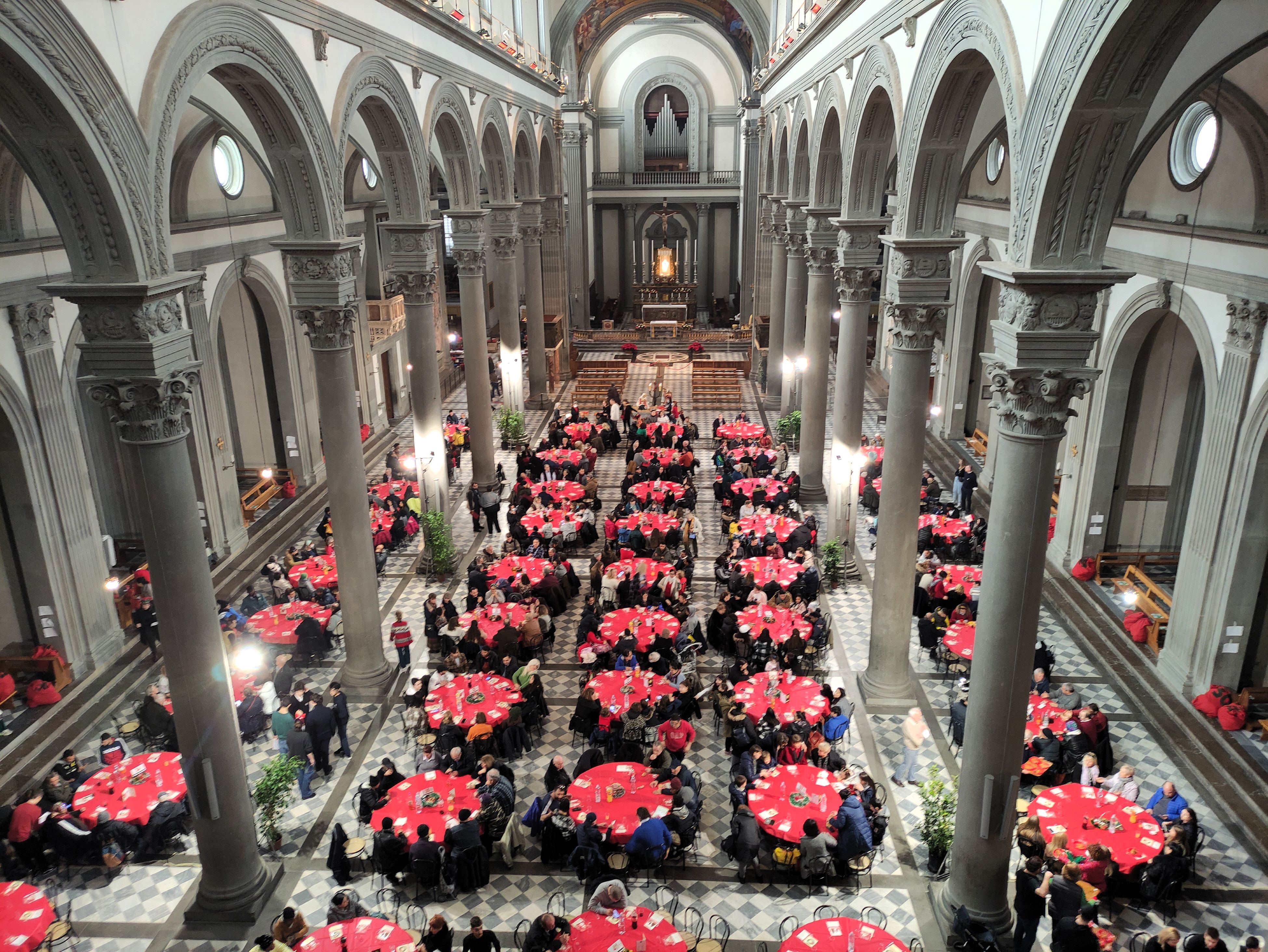 Il pranzo di Natale della Comunità di Sant'Egidio nella basilica di San Lorenzo (foto di Emanuele Vergari, per Comunità di Sant'Egidio)