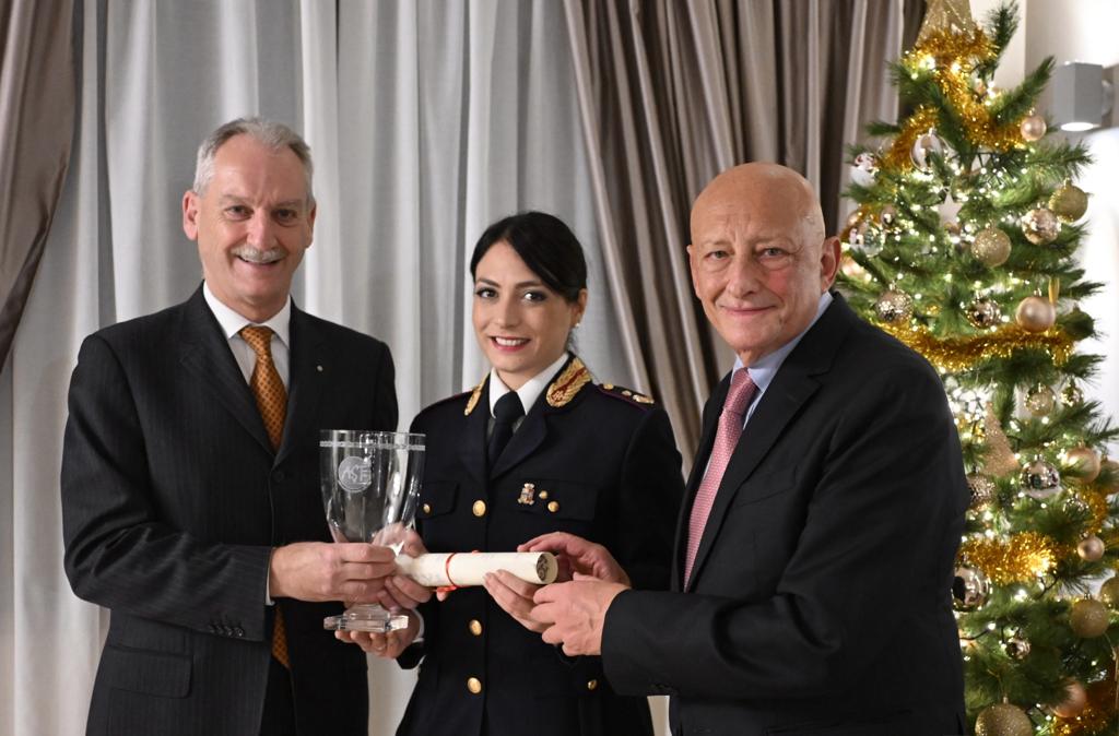 Il Portavoce del Questore, Commissario Capo della Polizia di Stato Dott.ssa Vanessa Pellegrino Monti, riceve il “Premio Giornalisti Toscani 2023” dall’Associazione Stampa Toscana (Fonte foto Questura di Firenze)