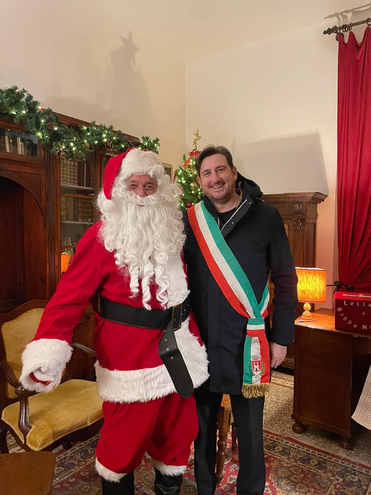 Il sindaco Roberto Ciappi in compagnia di Babbo Natale (Fonte foto Comune di San Casciano)