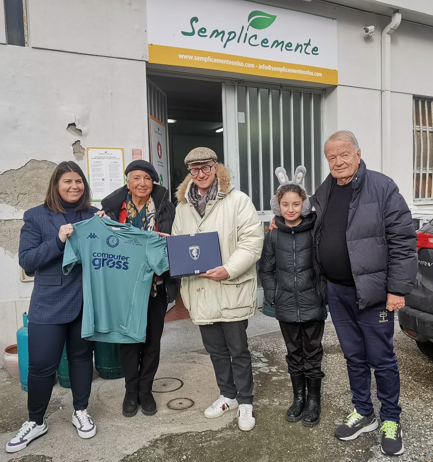 La donazione della maglia dell'Empoli FC davanti al magazzino solidale di Semplicemente Odv