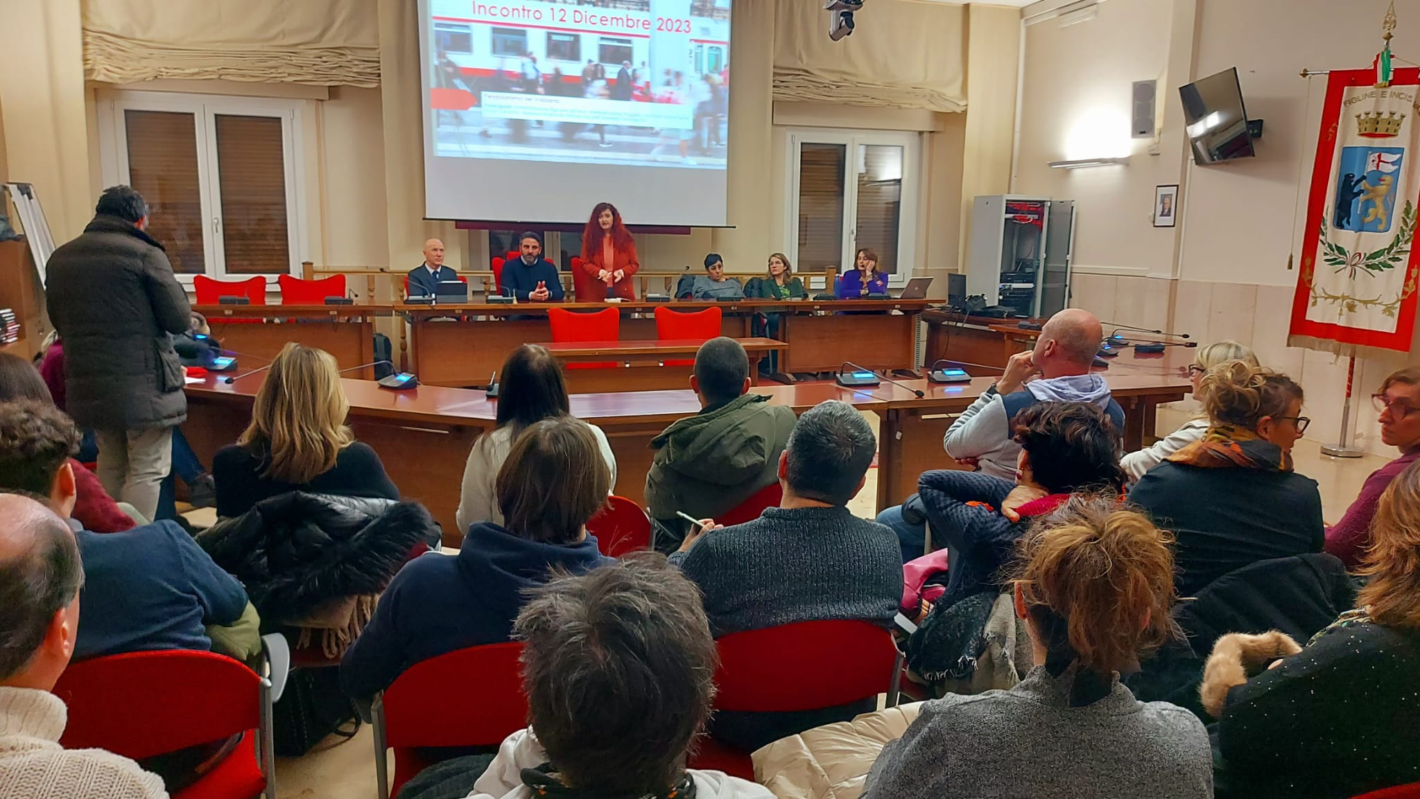 assemblea pubblica al municipio di Figline con i pendolari del Valdarno