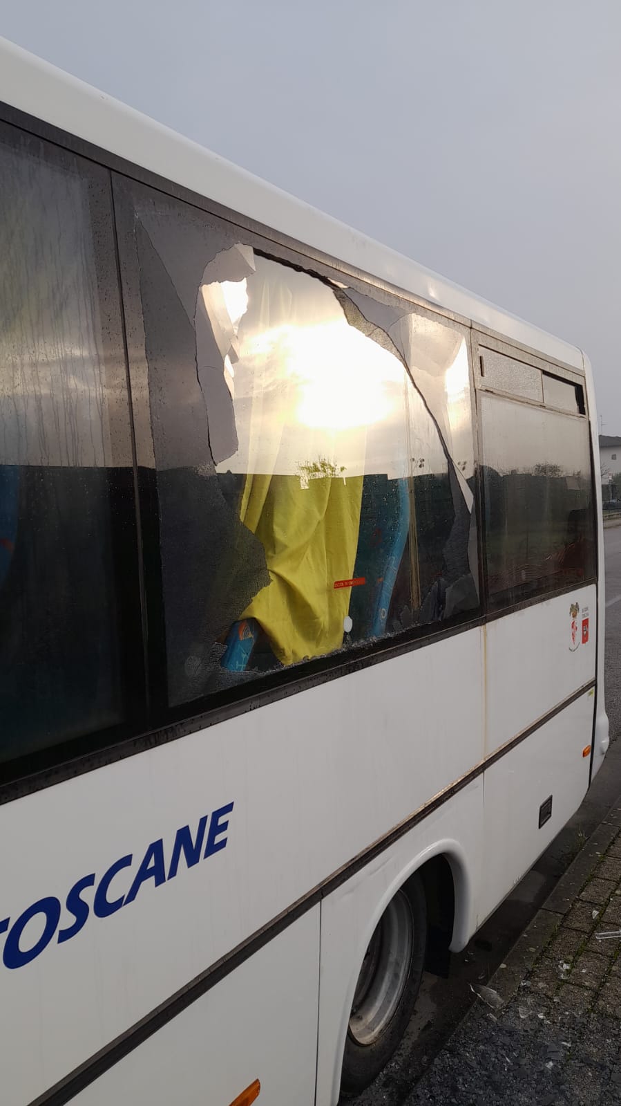 Il bus con il vetro rotto (Fonte foto Autolinee Toscane)