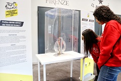 Trofeo in esposizione Palazzo Wanny (foto Antonello Serino - Met Ufficio Stampa)