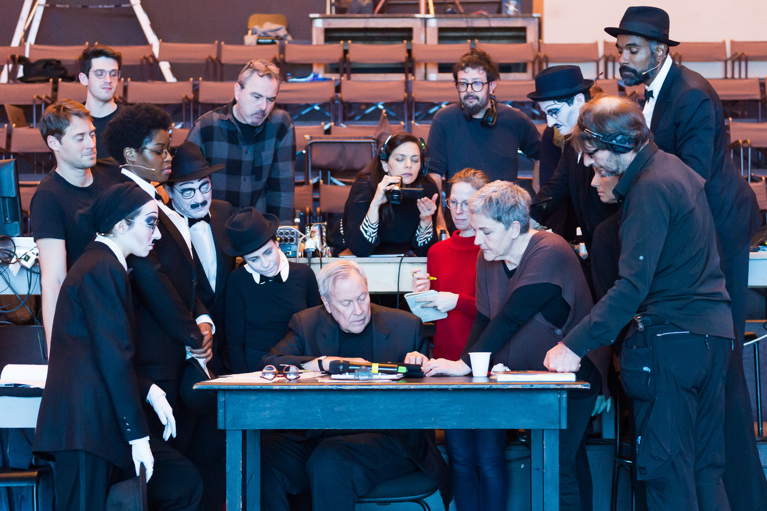 Bob Wilson e il cast durante le prove per Pessoa. Since I Have Been Me_ ph. Filippo Manzini