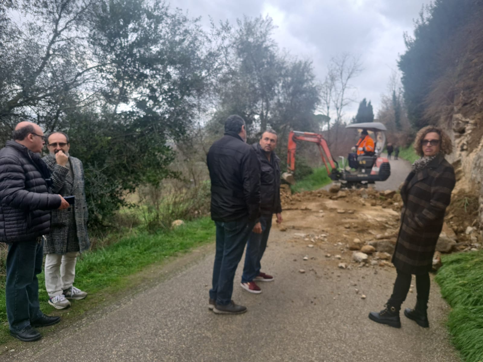 Lastra a Signa. Via di Carcheri chiusa all'altezza della chiesa per il crollo di un muro sulla sede stradale