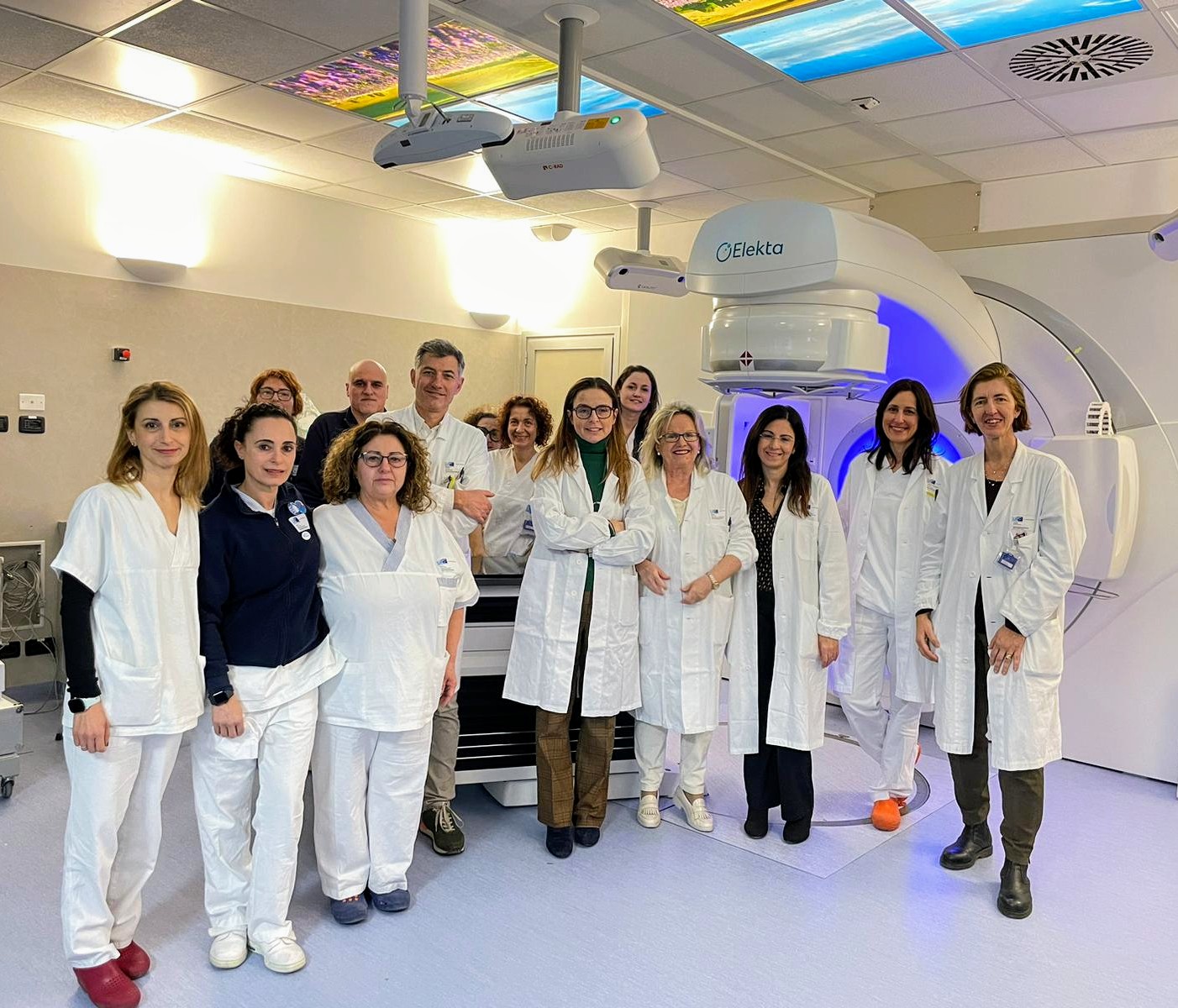 In foto il personale con i direttori del dipartimento oncologico, Luisa Fioretto e dell'ospedale, Elettra Pellegrino (Fonte foto Ausl Toscana Centro)