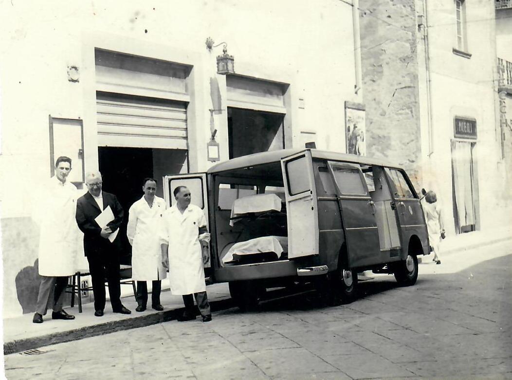 Ambulanza Fiat 1100 fine anni '50 con i volontari Rossi, Scalini, Ferri e il governatore Cassigoli (Fonte foto Misericordia di Marradi)