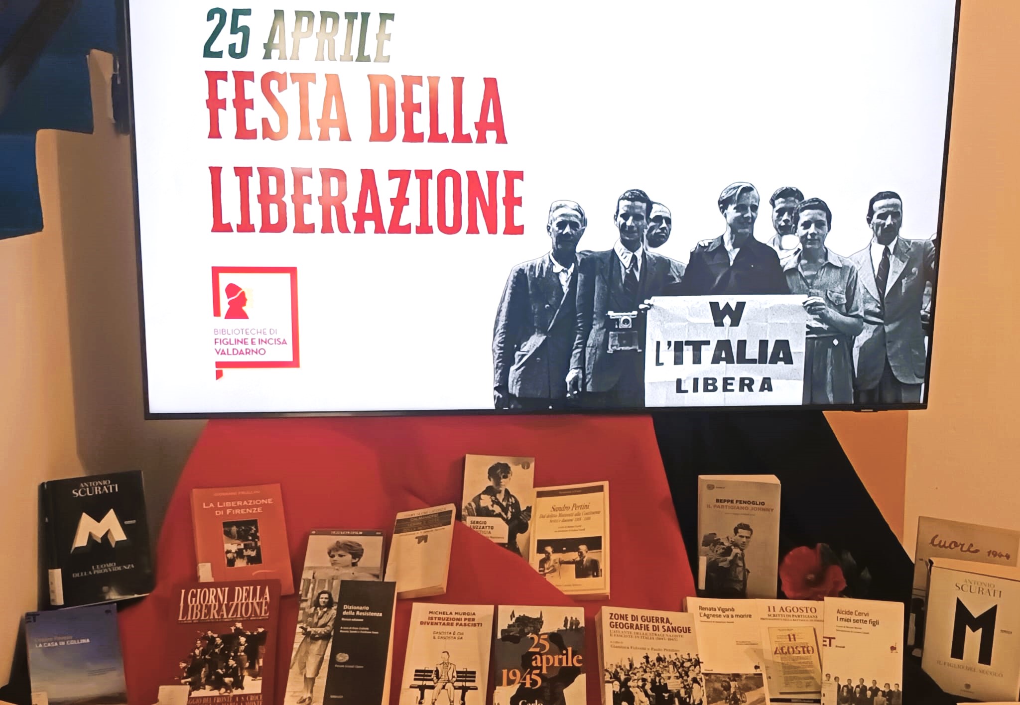 25 aprile alla Biblioteca "Marsilio Ficino" Scaffale tematico (Fonte foto Comune di Figline e Incisa Valdarno))