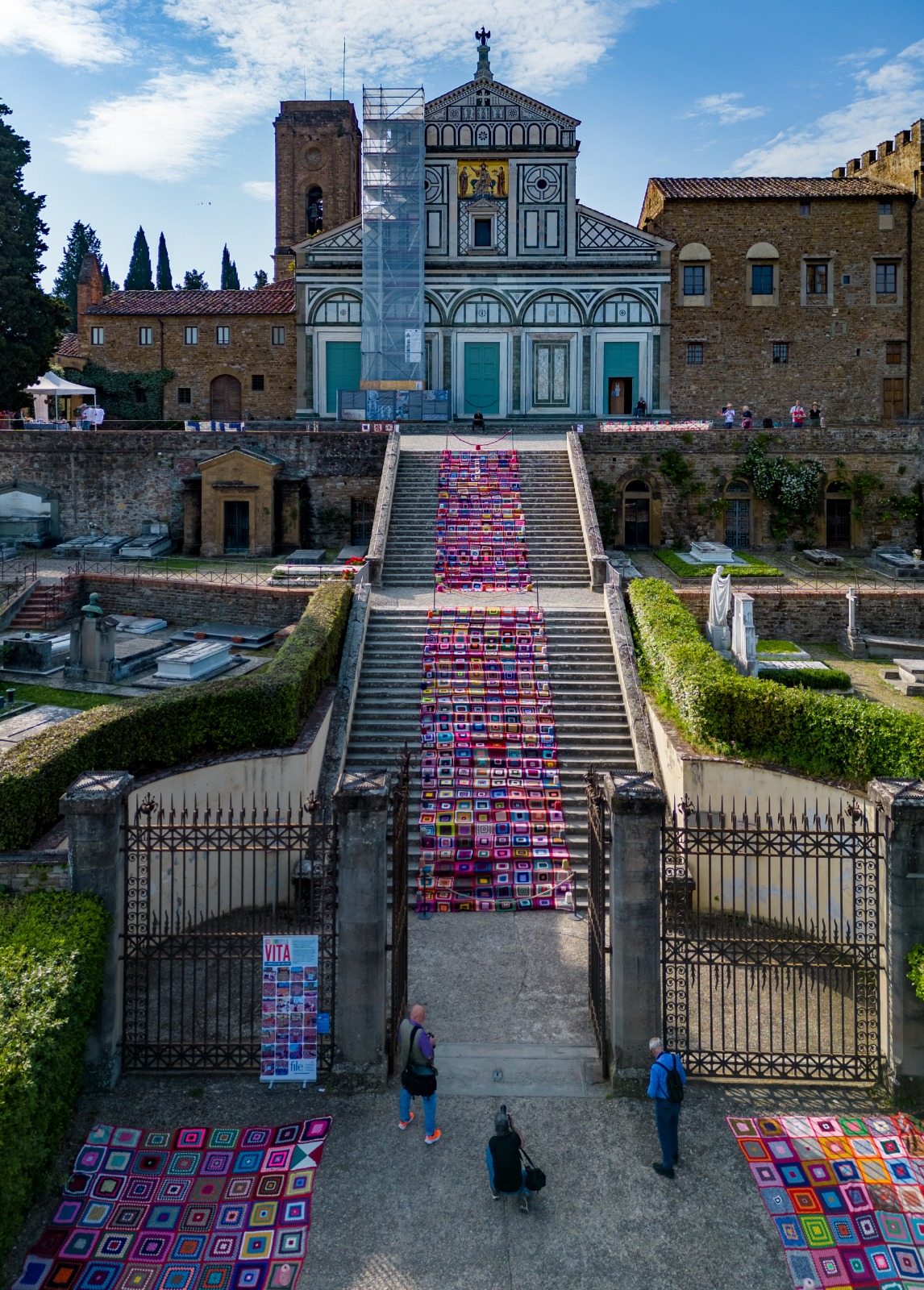 Il mantello gigante simbolo di cure palliative realizzato dai volontari con 3.000 quadrotti all'uncinetto (Fonte foto Fondazione Italiana di Leniterapia)