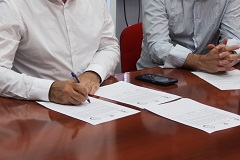 Un momento della firma  dell'accordo (foto Antonello Serino - Met Ufficio Stampa)