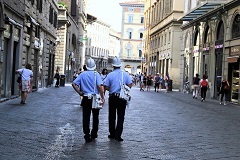 Firenze. Gioco delle tre carte, scatta l’ordinanza di divieto in tutta la città: sanzione di 400 euro per organizzatori e facilitatori