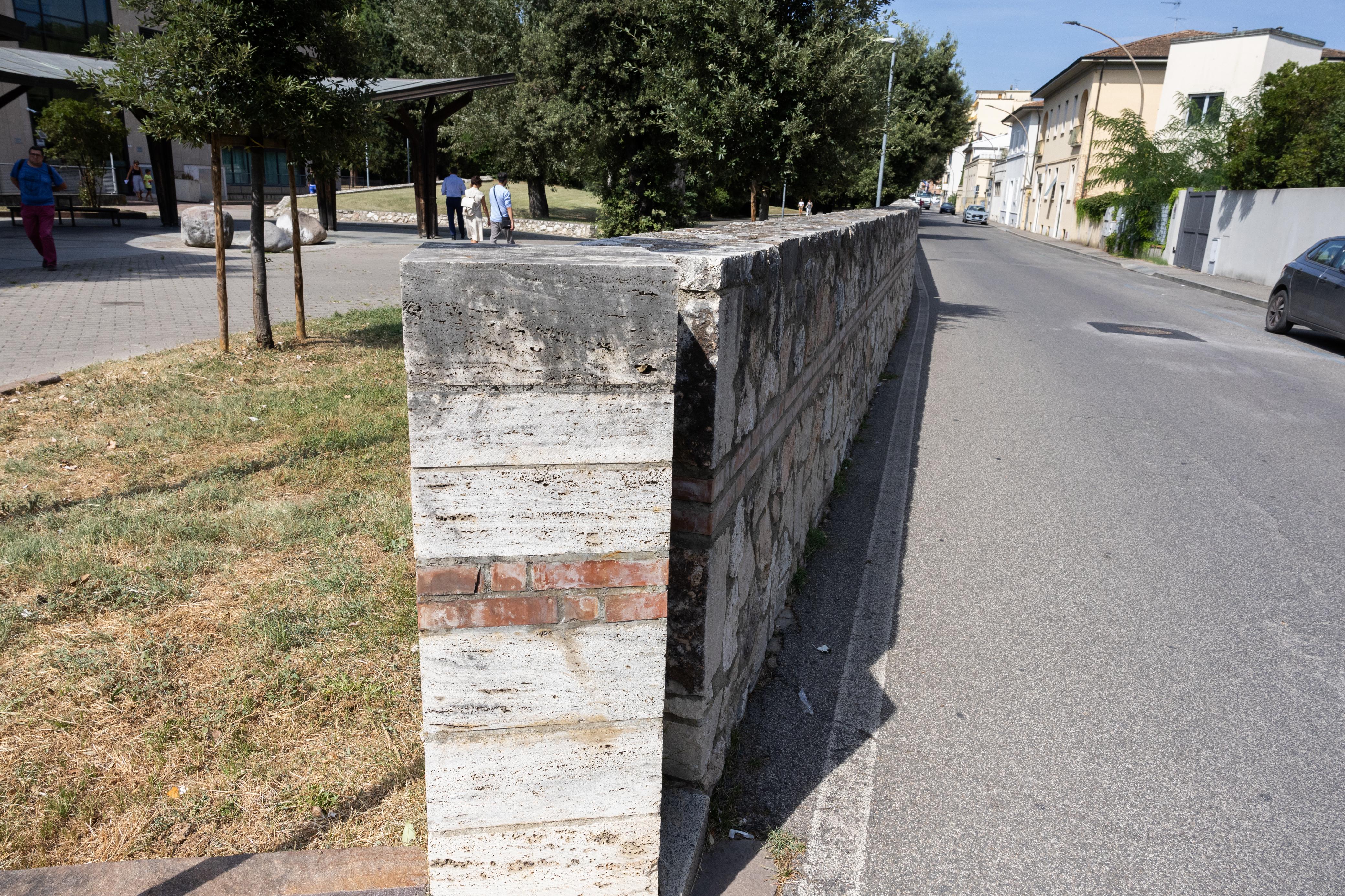 Muro che delimita il parco Mariambini