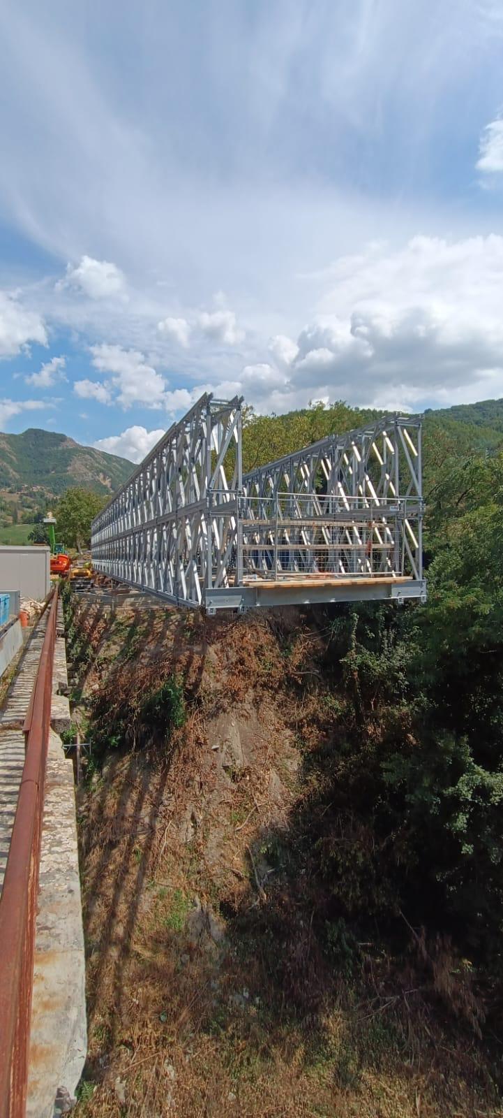 Montaggio del ponte provvisorio a Fiorenzuola