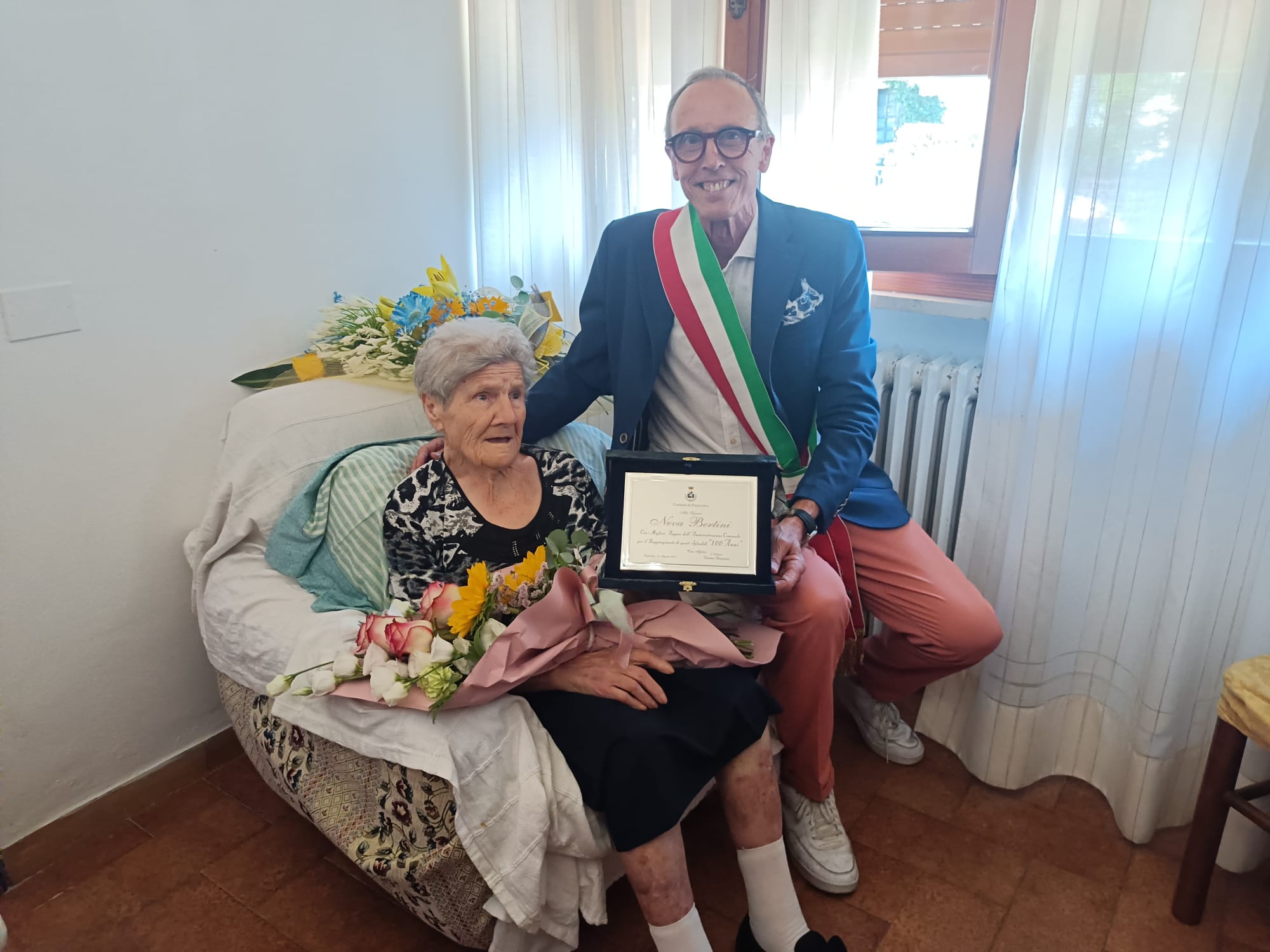 Il vice sindaco Fabio Gargani con la signora Neva Bertini (Fonte foto Comune di Fucecchio)