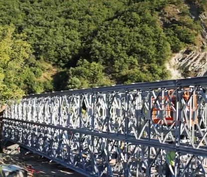 Costruzione ponte Bailey (Frame da video Carraro Impresa)