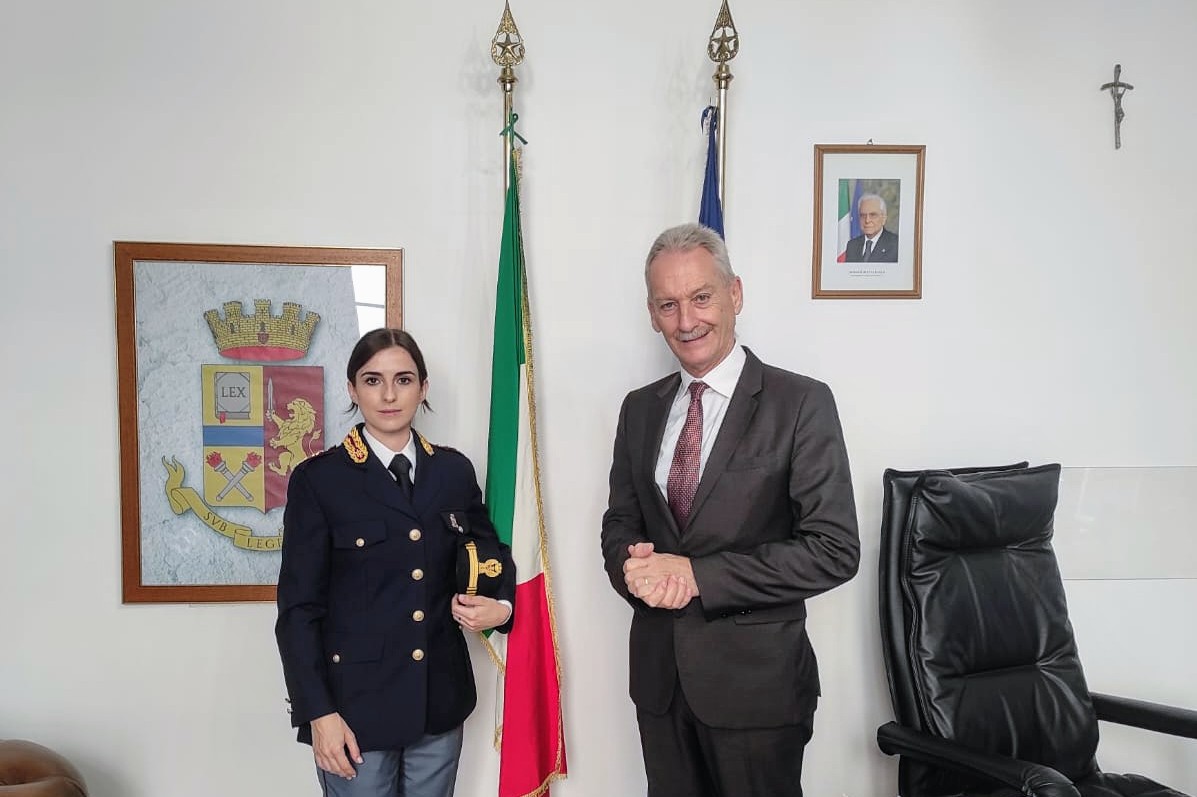 Commissario Marta Cassol con il Questore Auriemma (fonte foto da comunicato stampa)