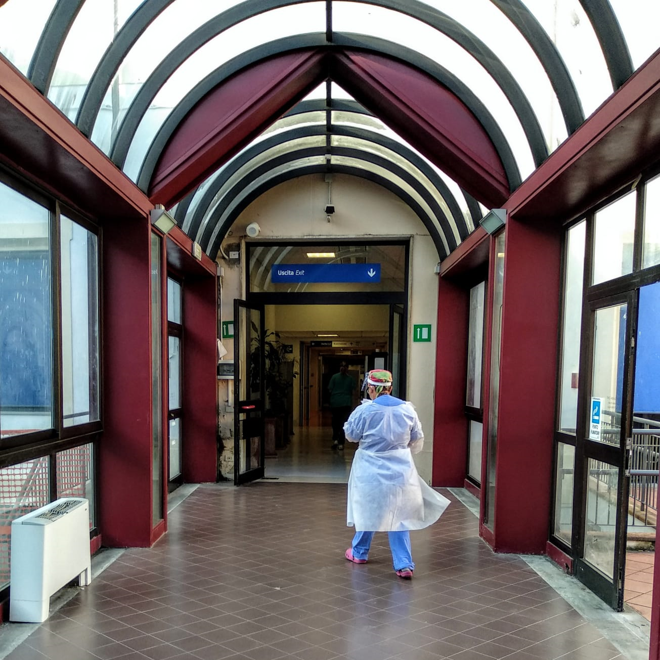 Infermieri in una corsia d'ospedale (foto archivio Antonello Serino)