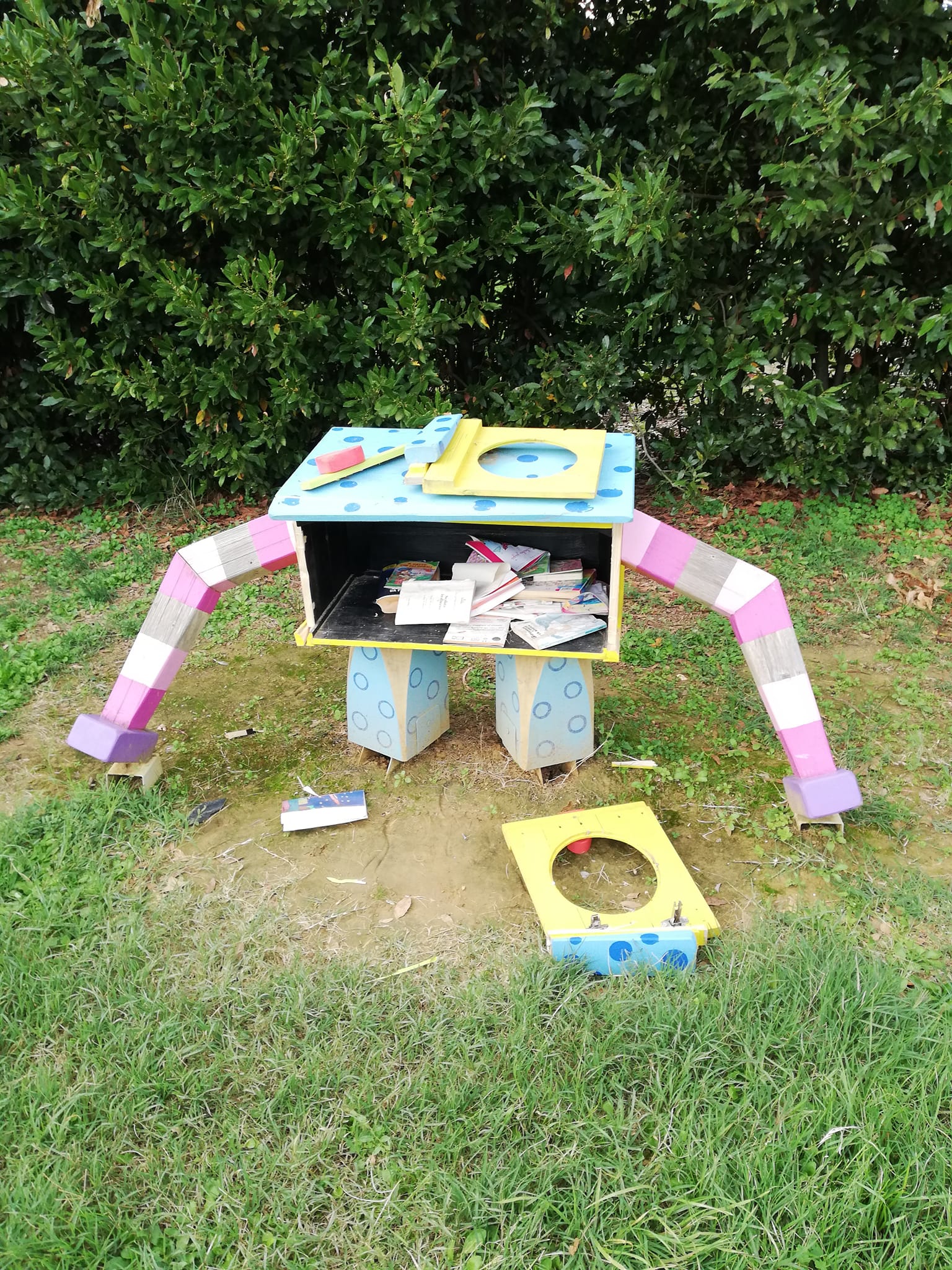 Atti vandalici sul guardiano dei libri della Città delle bambine e dei bambini di Vico d’Elsa (Fonte foto Comune di Barberino Tavarnelle)