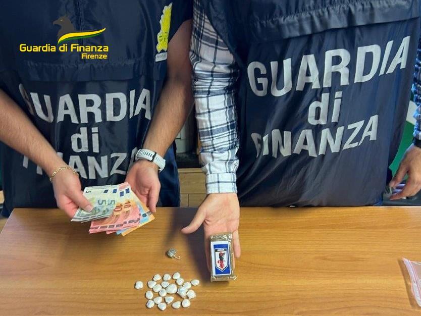 Sorpreso a spacciare vicino alla fermata della tramvia (Fonte foto Sala Stampa Guardia di Finanza)