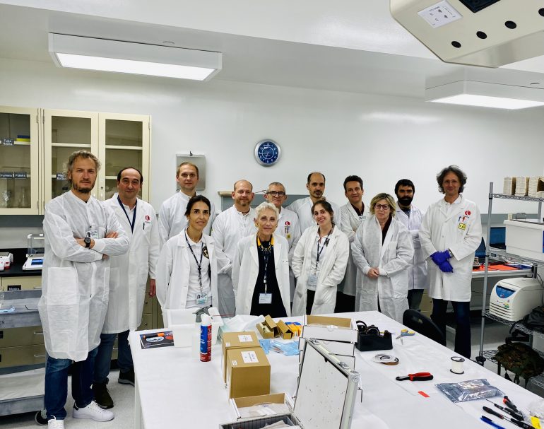 Ricercatrici e ricercatori del team Suture in Space nei laboratori del Kennedy Space Center (Fonte foto Università degli Studi di Firenze)