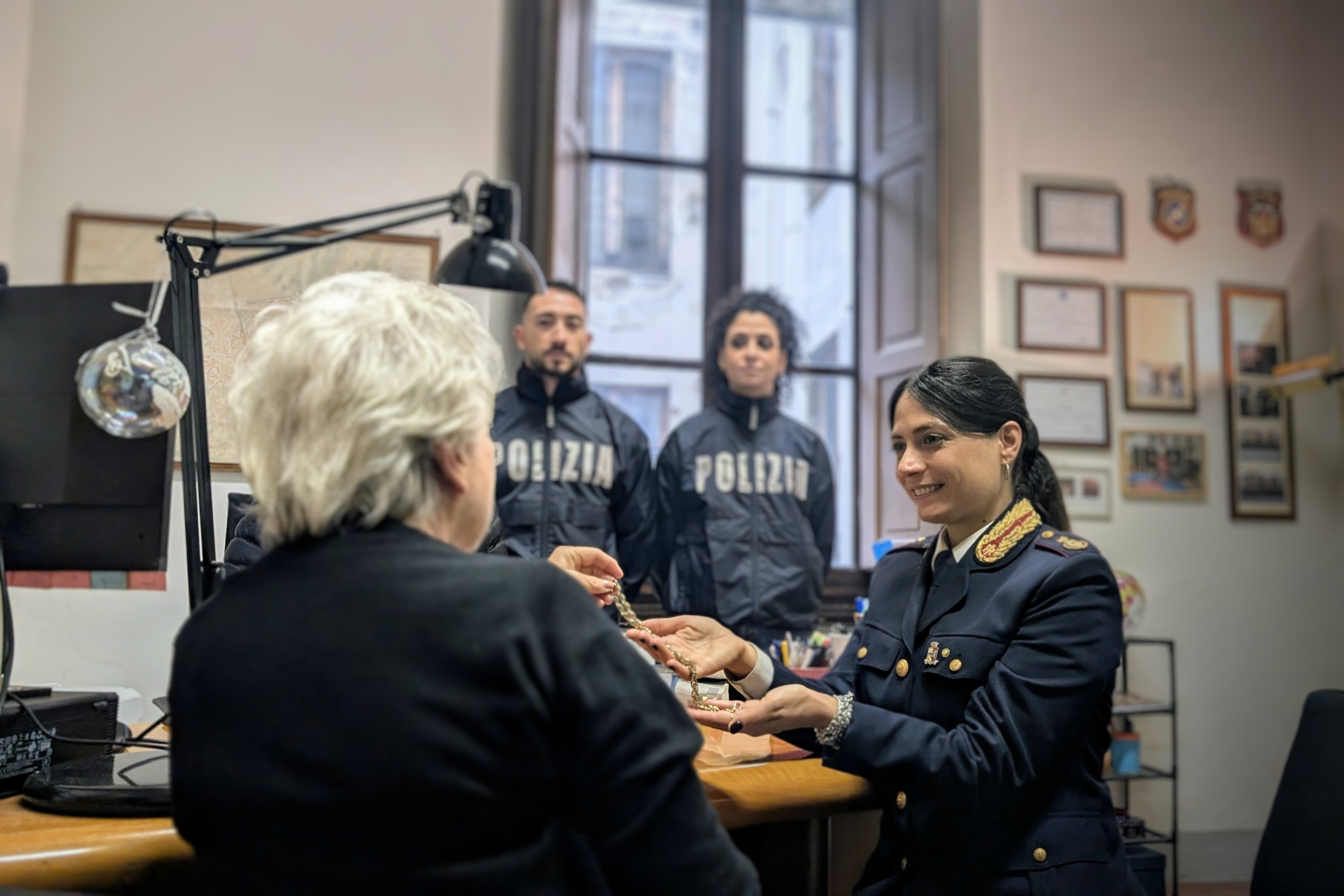 La Polizia di Stato restituisce le collane alla vittima rapianta (Fonte foto Polizia di Stato)