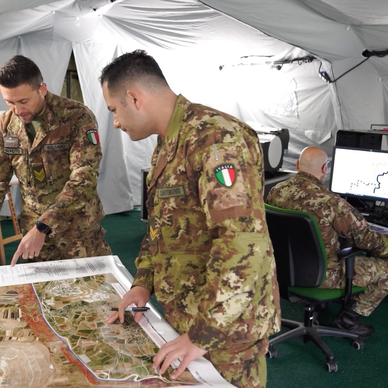 Consultazione delle carte per lo studio del territorio (Fonte foto Istituto Geografico Militare)