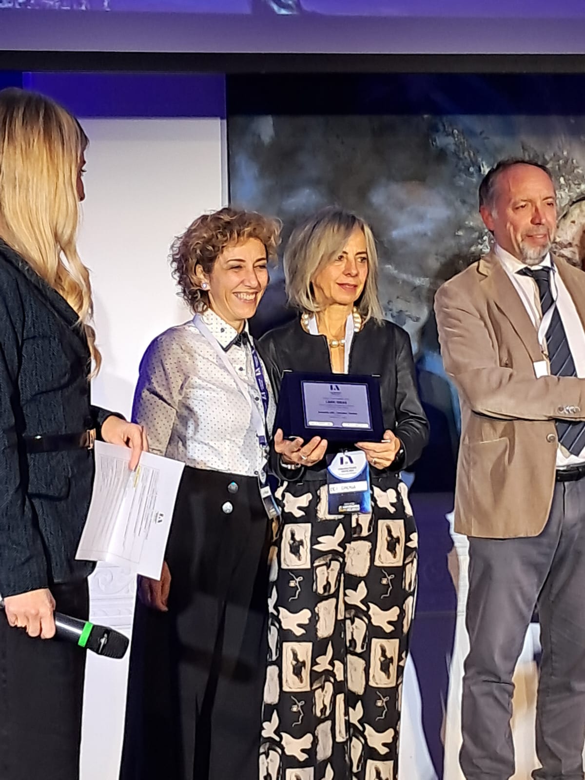 A destra la Direttrice sanitaria Simona Dei con Elisa Rinaldini (Fonte foto Ausl Toscana Centro)