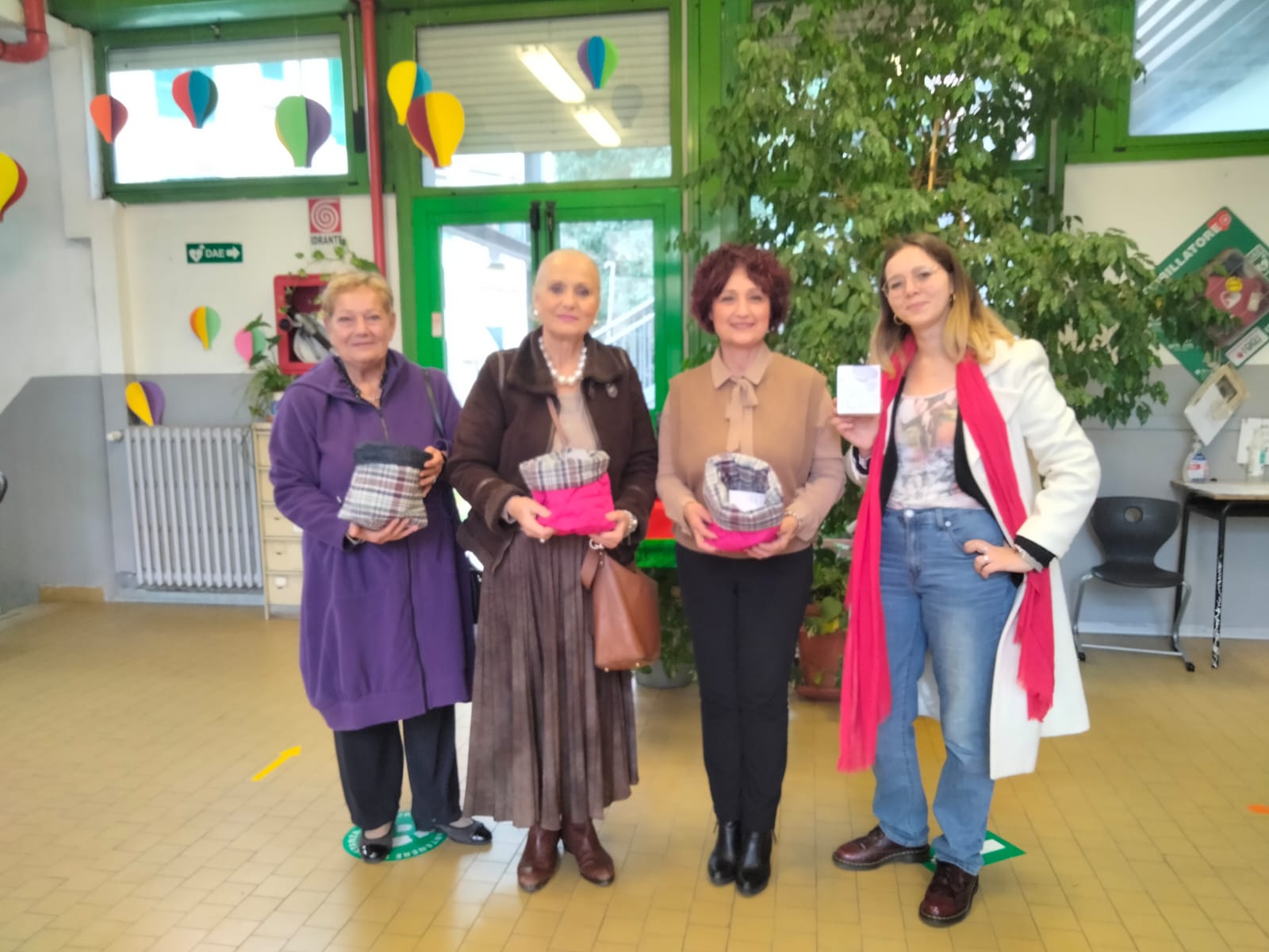 La Vicesindaca Federica Petti,Paola Luparelli, volontaria Auser e Anna Pignatelli dirigente scolastica