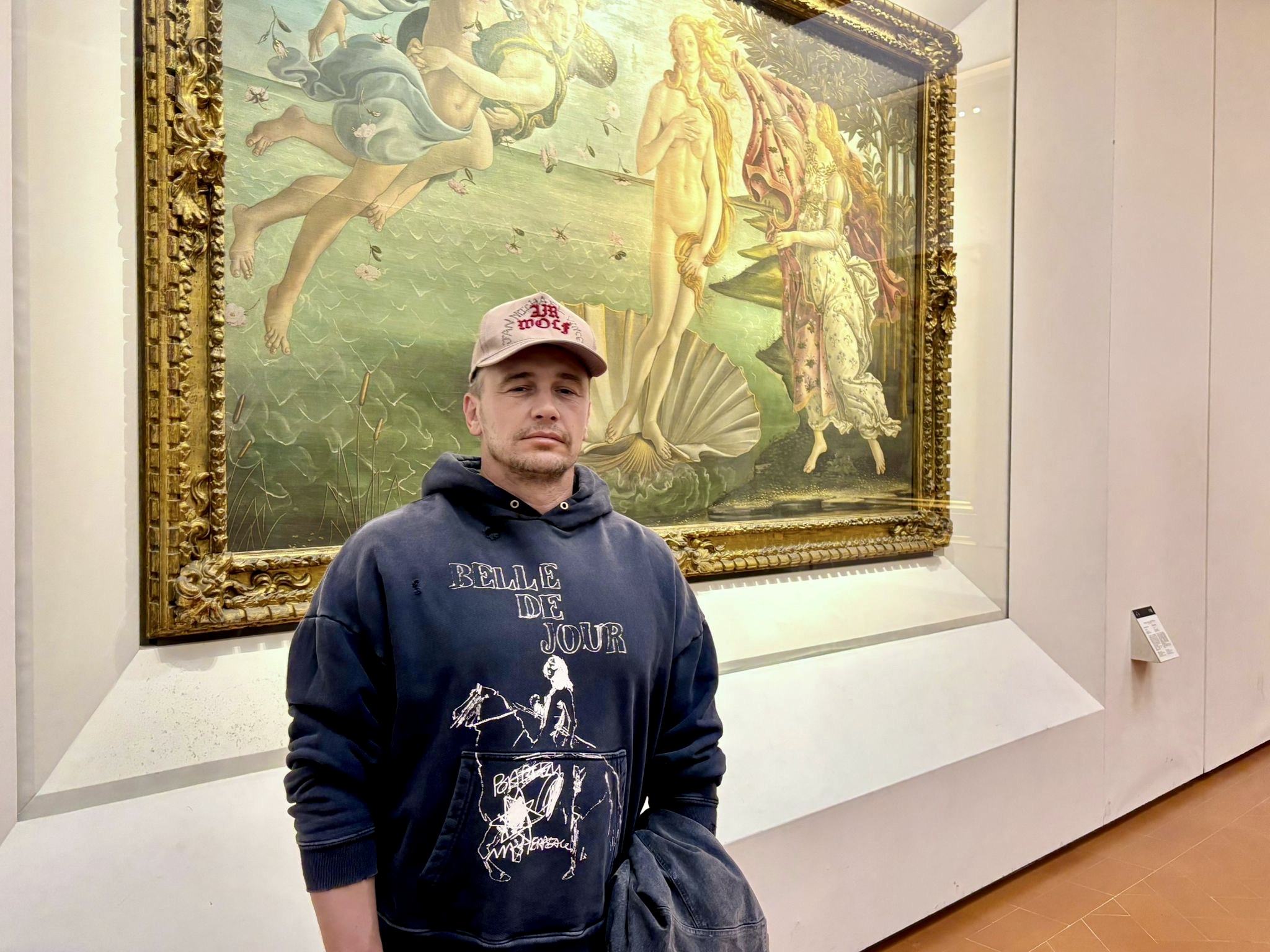 James Franco di fronte alla Venere del Botticelli (Fonte foto Gallerie degli Uffizi)