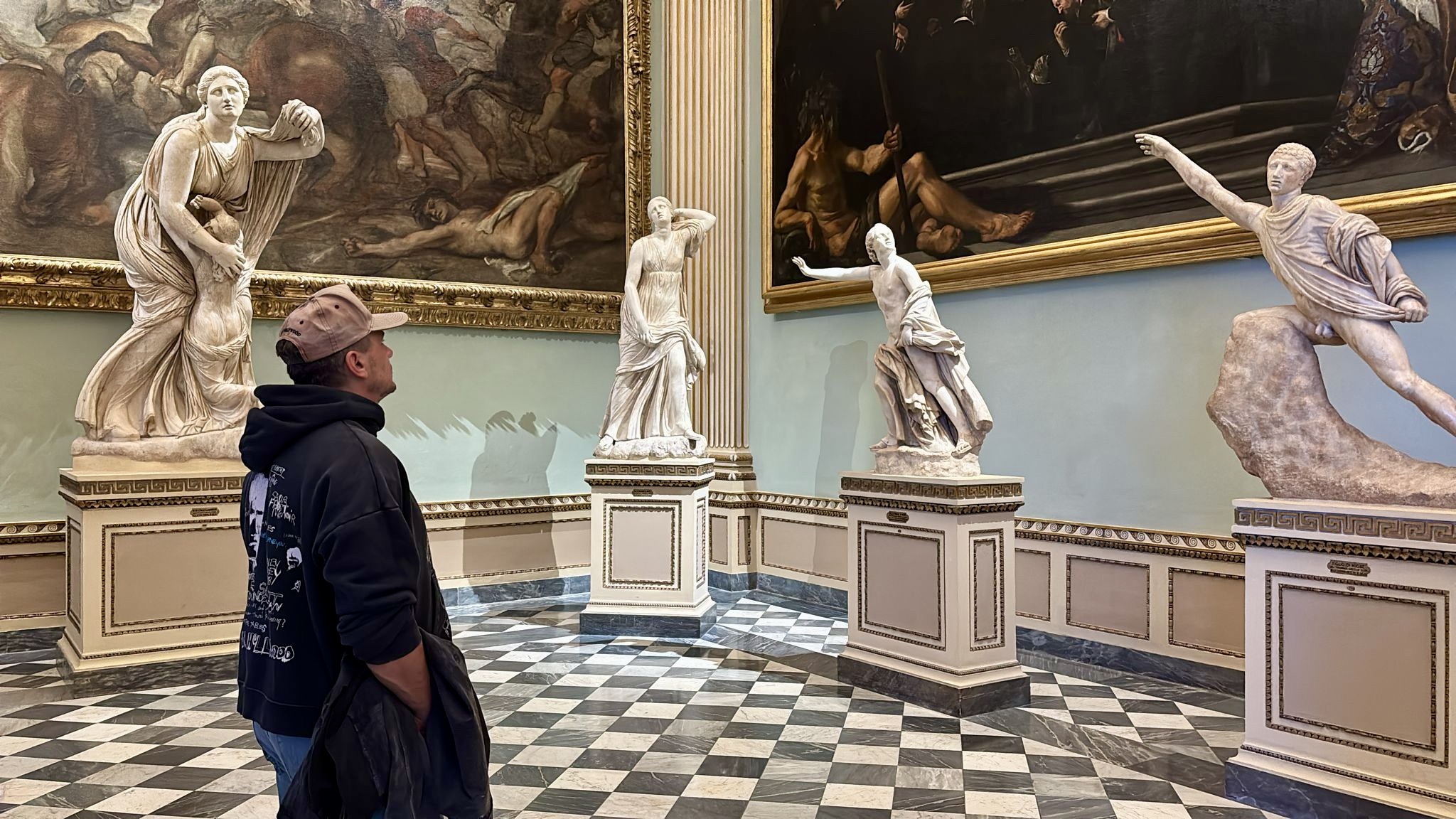 James Franco nella sala delle Niobe (Fonte foto Gallerie degli Uffizi)