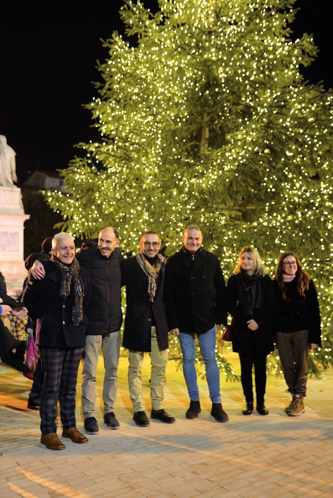 Partenza con la piazza strapiena di persone per "Vivere il Natale" a Certaldo 