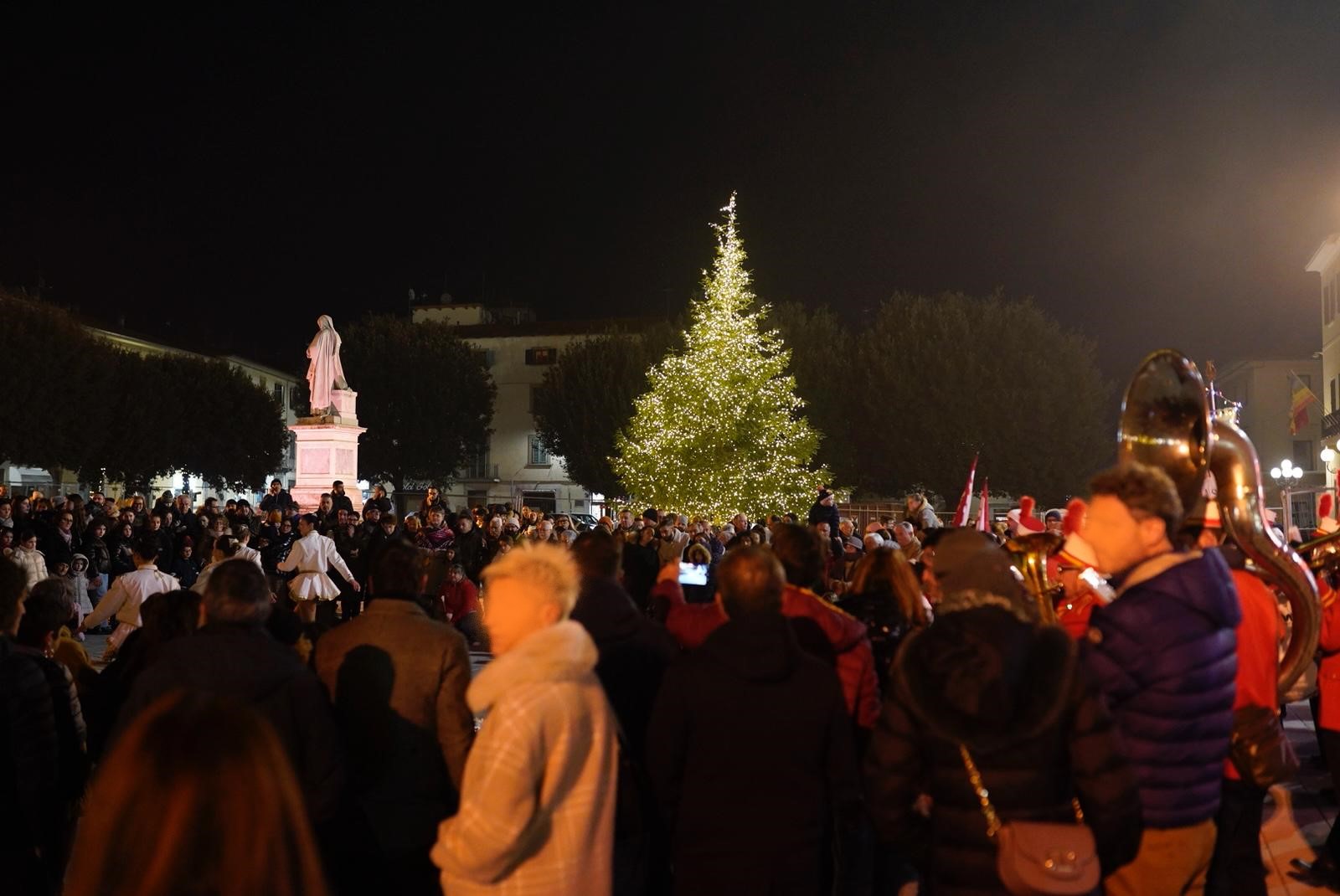 Partenza con la piazza strapiena di persone per "Vivere il Natale" a Certaldo (Fonte foto Comune di Certaldo)