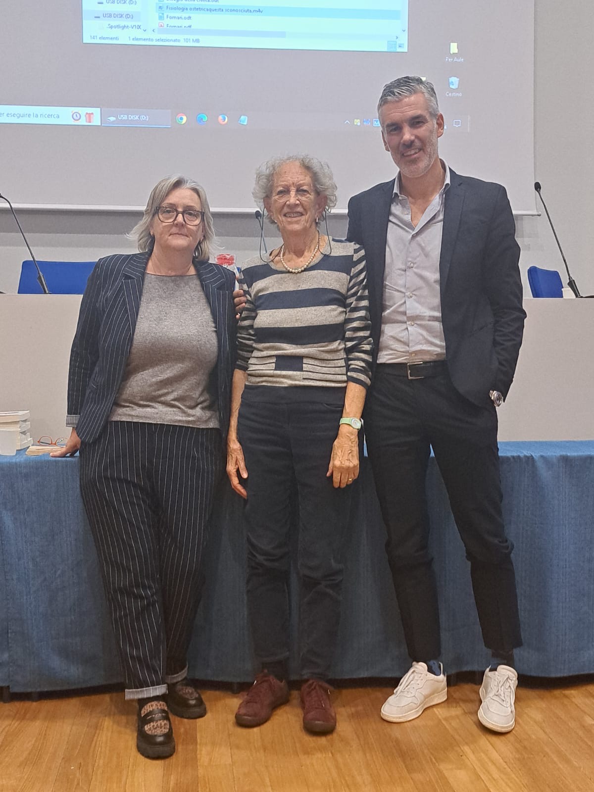 Da destra i medici Gabbanini e Mieli e l'ostetrica Maggiali (Fonte foto Ausl Toscana Centro)
