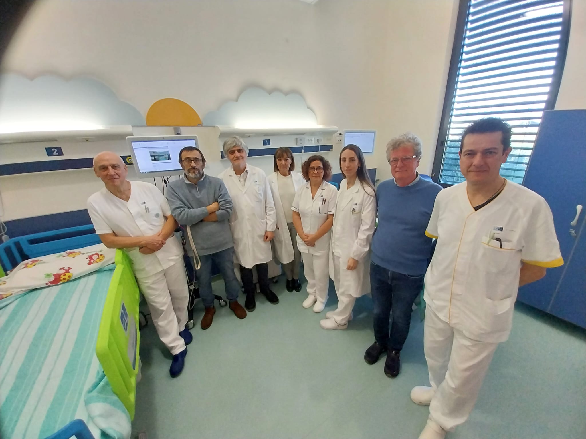 La nuova stanza dedicata al monitoraggio intensivo epilessia da sx i dottori Agostiniani, Sicca , Di Renzo, Magnanensi,  Armellini insieme al team di epilettologia e ai tecnici di neurofisiopatologia ; e nuovi ecografi :  Agostiniani e Di Renzo 