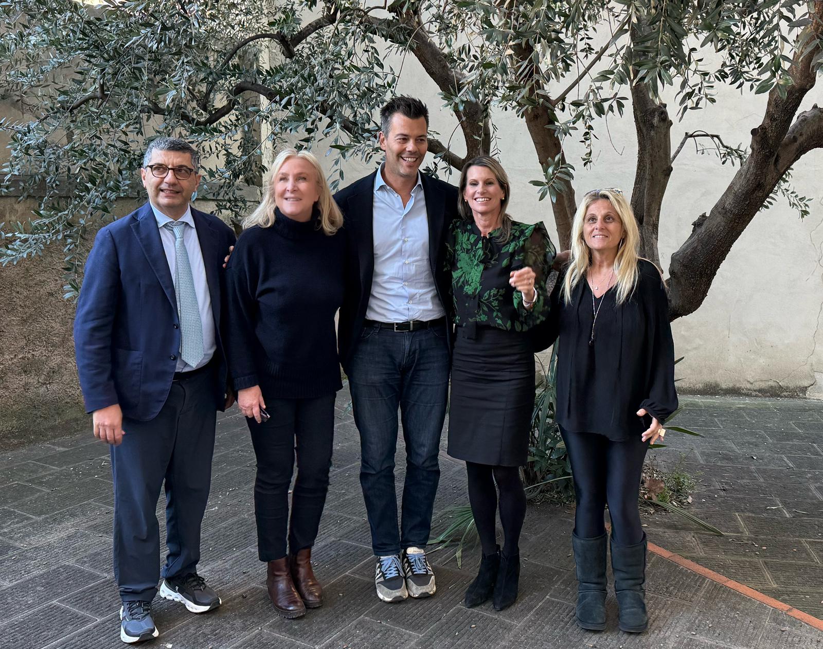 Foto di gruppo con il Direttore Generale Mari (Fonte foto Ausl Toscana Centro)