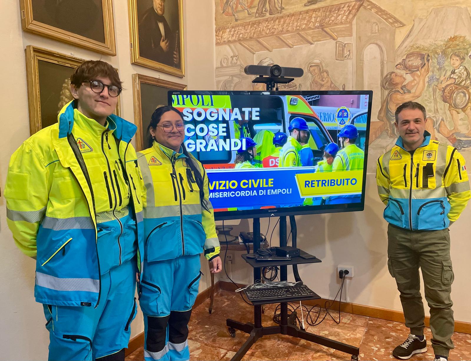 Jacopo Foscarini e Lourdes Guerra con Daniele Casini responsabile volontari servizio civile della Misericordia di Empoli (Fonte foto 