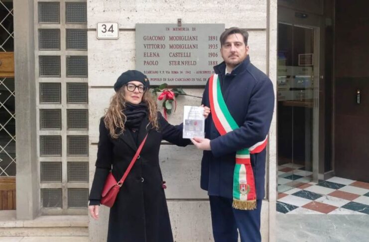 da sx Tiziana Giuliani, il sindaco Roberto Ciappi in via Roma 34 (fonte foto comunicato stampa)