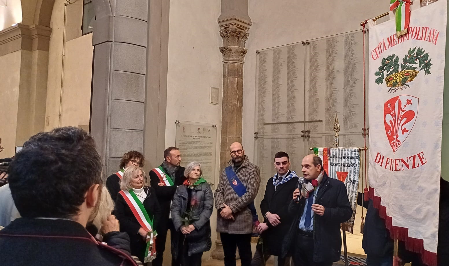 La commemorazione davanti alla Targa dei Deportati Toscani nella Galleria delle Carrozze di Palazzo Medici Riccardi - Foto Ufficio Stampa Città Metropolitana