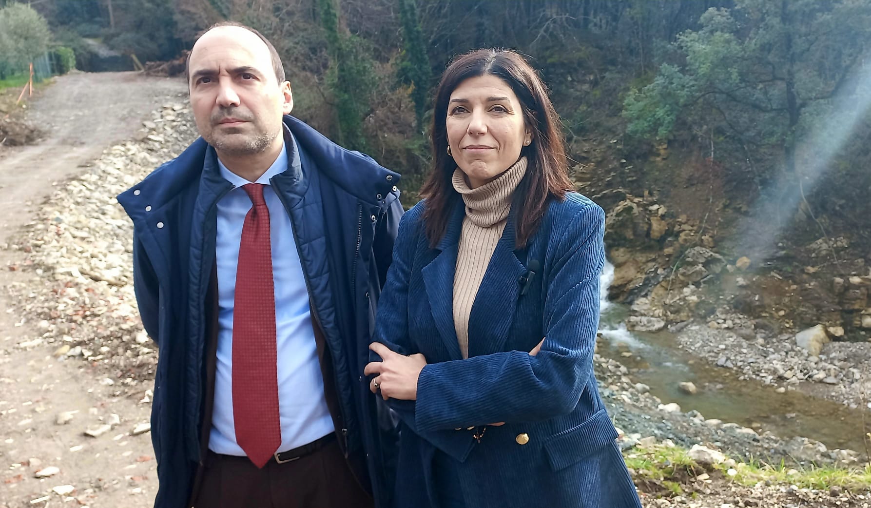 L'assessora all’ambiente e difesa del suolo Monia Monni e il sindaco simone Calamai (fonte foto comunicato stampa)