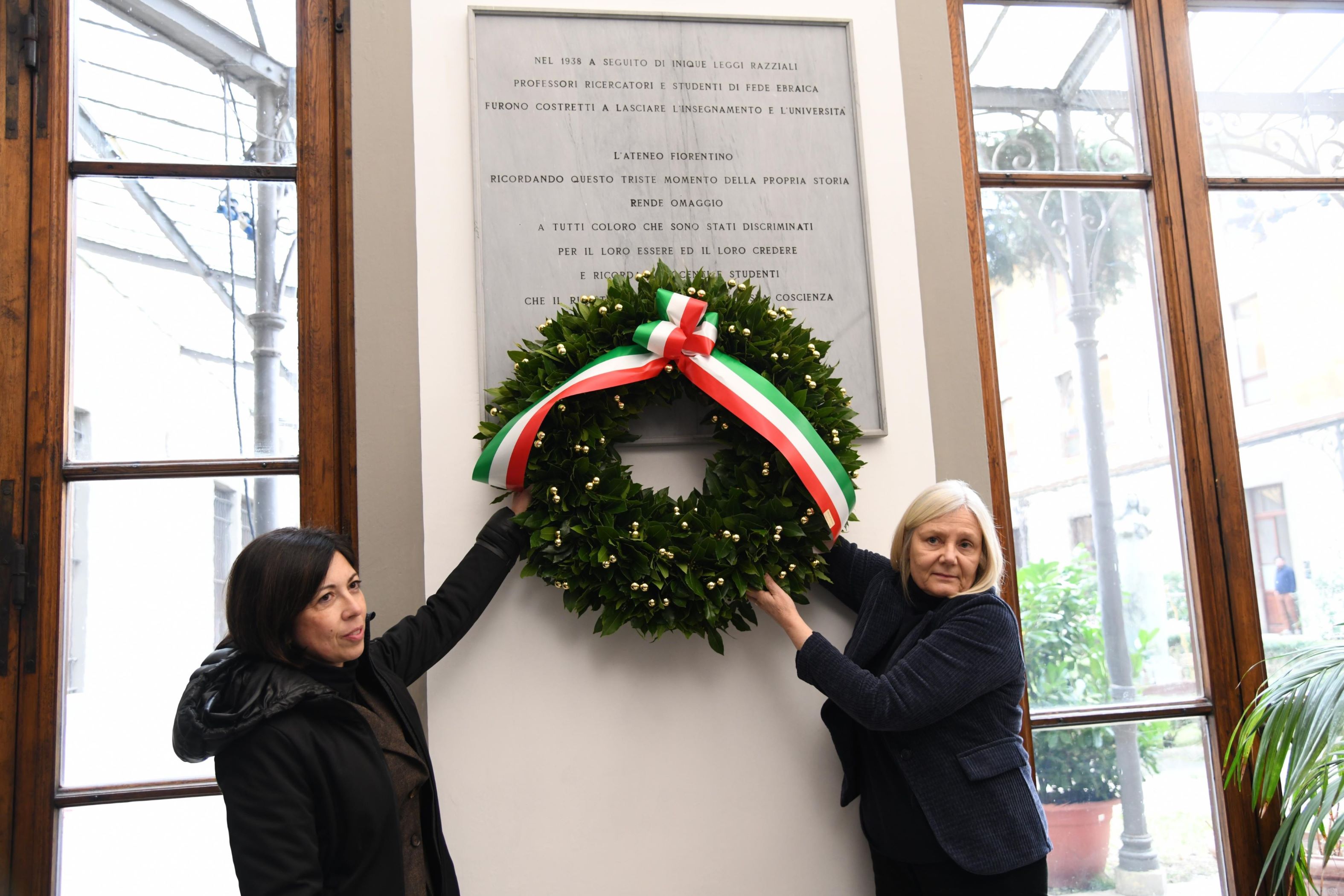 la rettrice Alessandra Petrucci e la viceprefetto Annalisa Oliva depongono la corona di allora sulla lapide che ricorda gli universitari allontanati