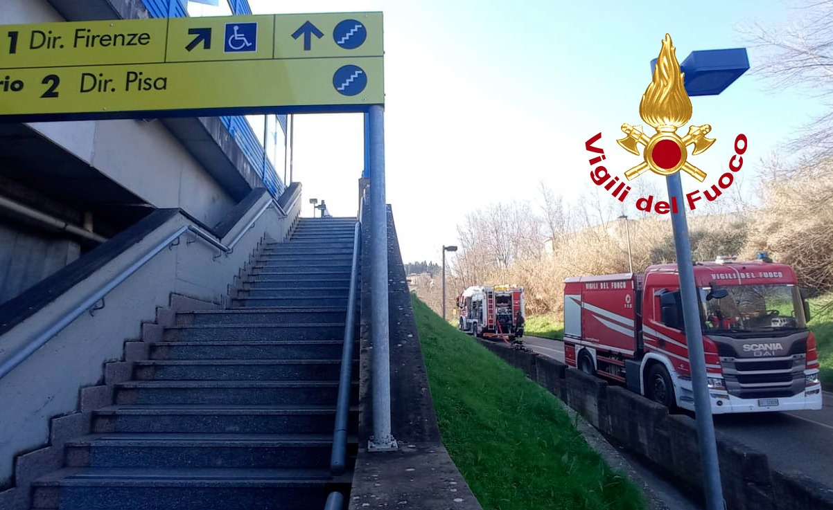 Treno di lunga percorrenza e alta velocit fermo alla stazione di Lastra a Signa (Fonte foto Vigiloi del Fuoco)