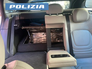 I 30 chili di cocaina stipati in un bagagliaio