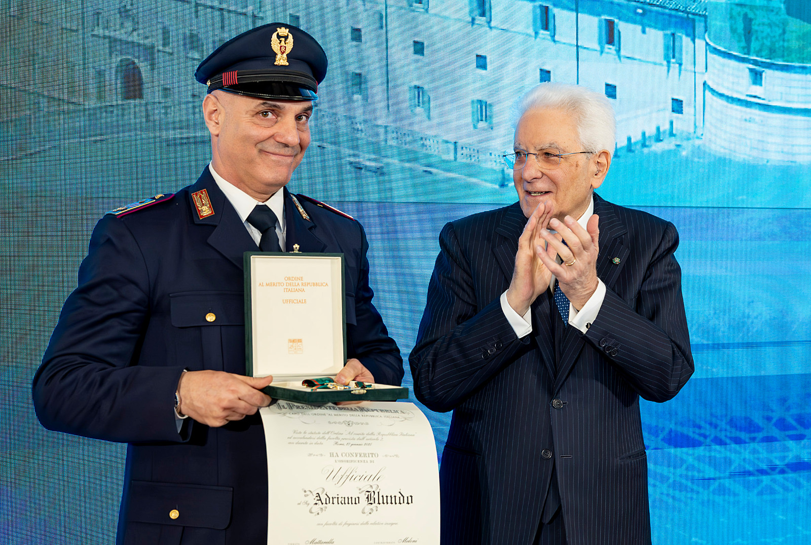 Assistente Capo Coordinatore della Polizia di Stato Adriano Blundo e il Presidente della Repubblica Sergio Mattarella