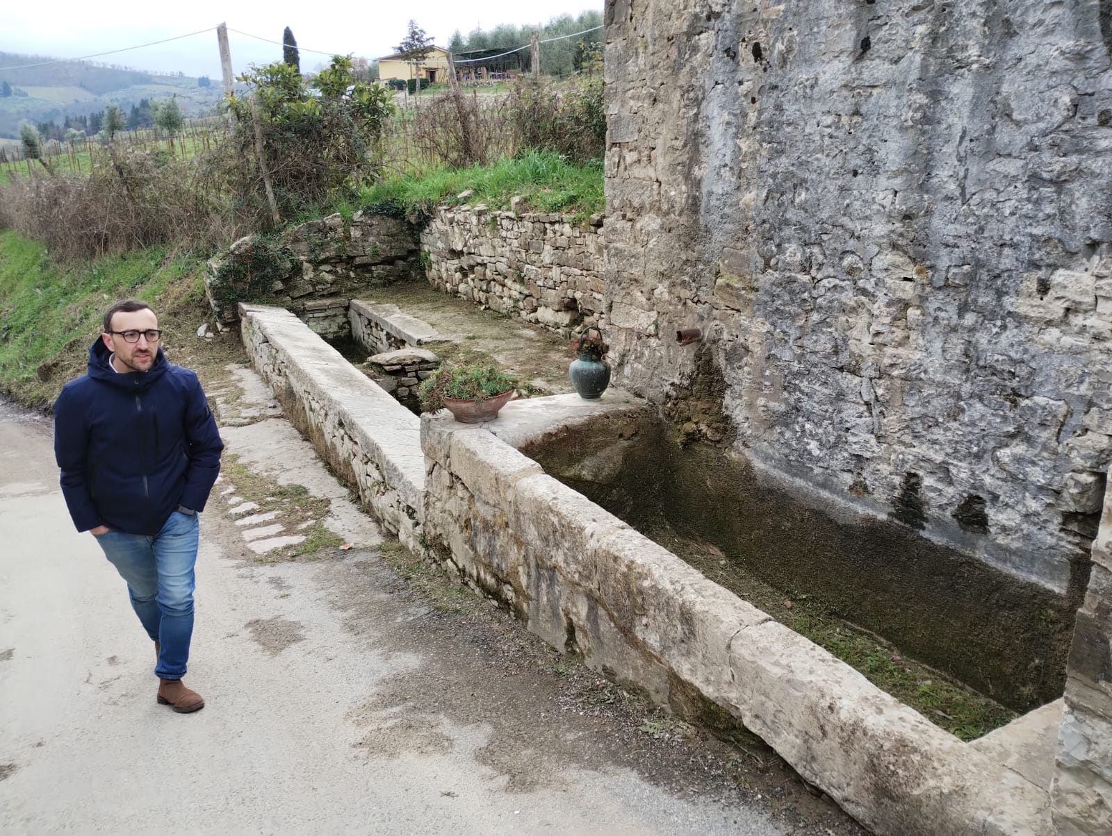 l'assessore Giulio Saturnini - lavatoi Montefioralle (Fonte foto Comune di Greve in Chianti)