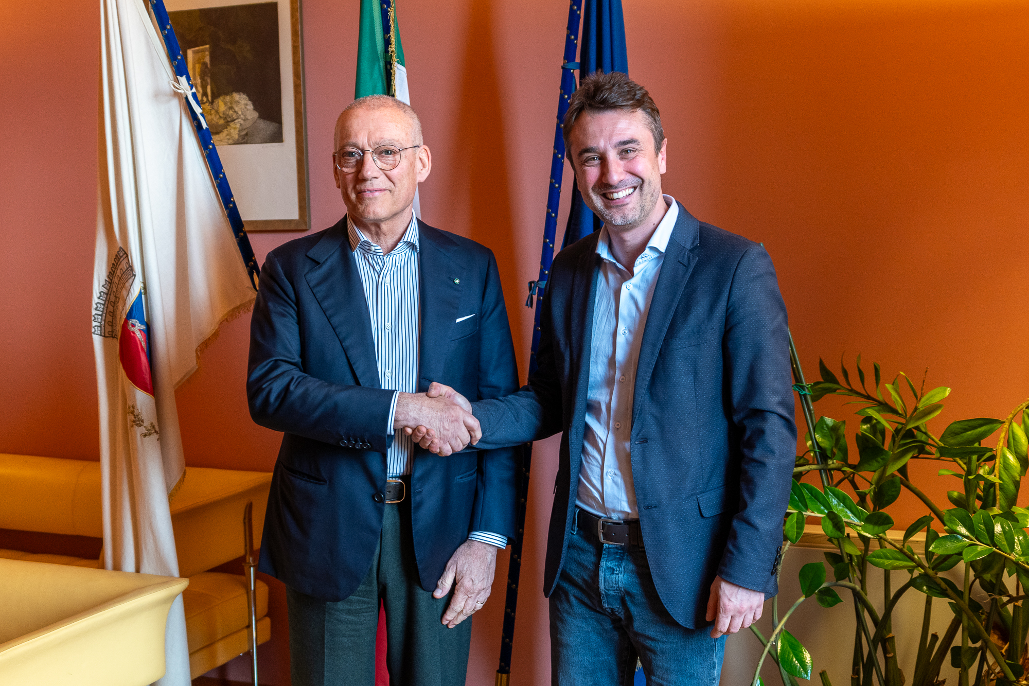 Il sindco Falchi con Faggi Enrico (Fonte foto comunicato Comune di Sesto Fiorentino)