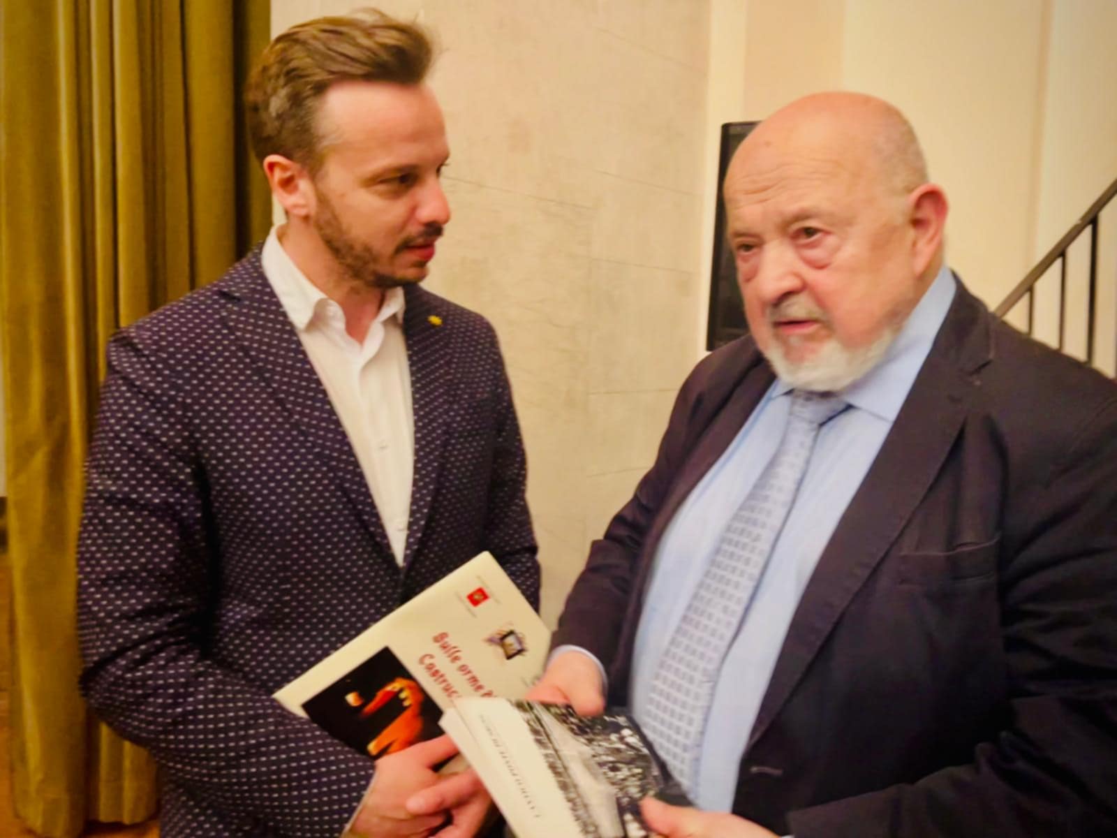 Matteo Mannelli con il prof. Cardini (Fonte foto comunicato Comune di Signa)
