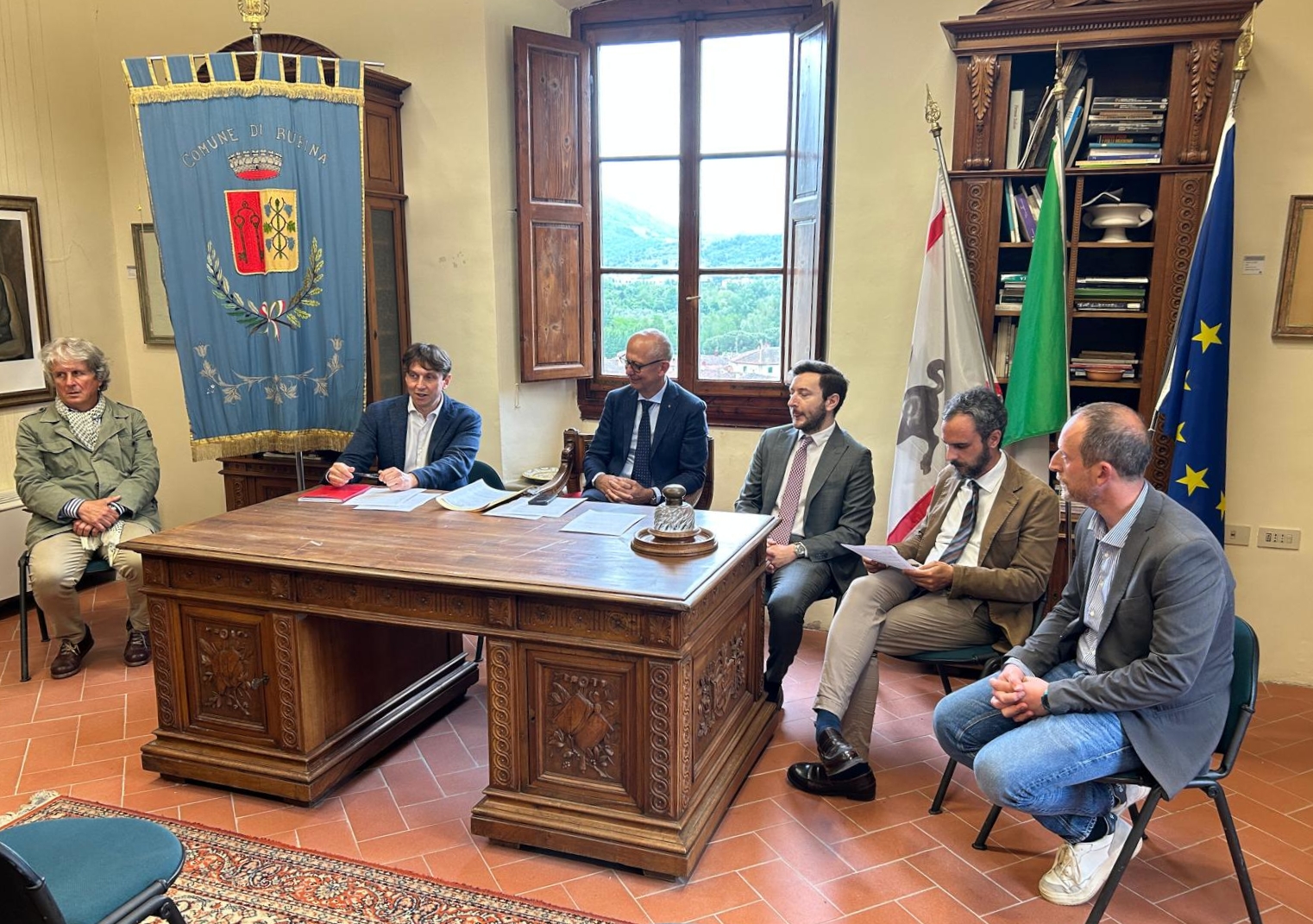 Un momento dell'incontro al palazzo comunale (fonte foto comunicato stampa)