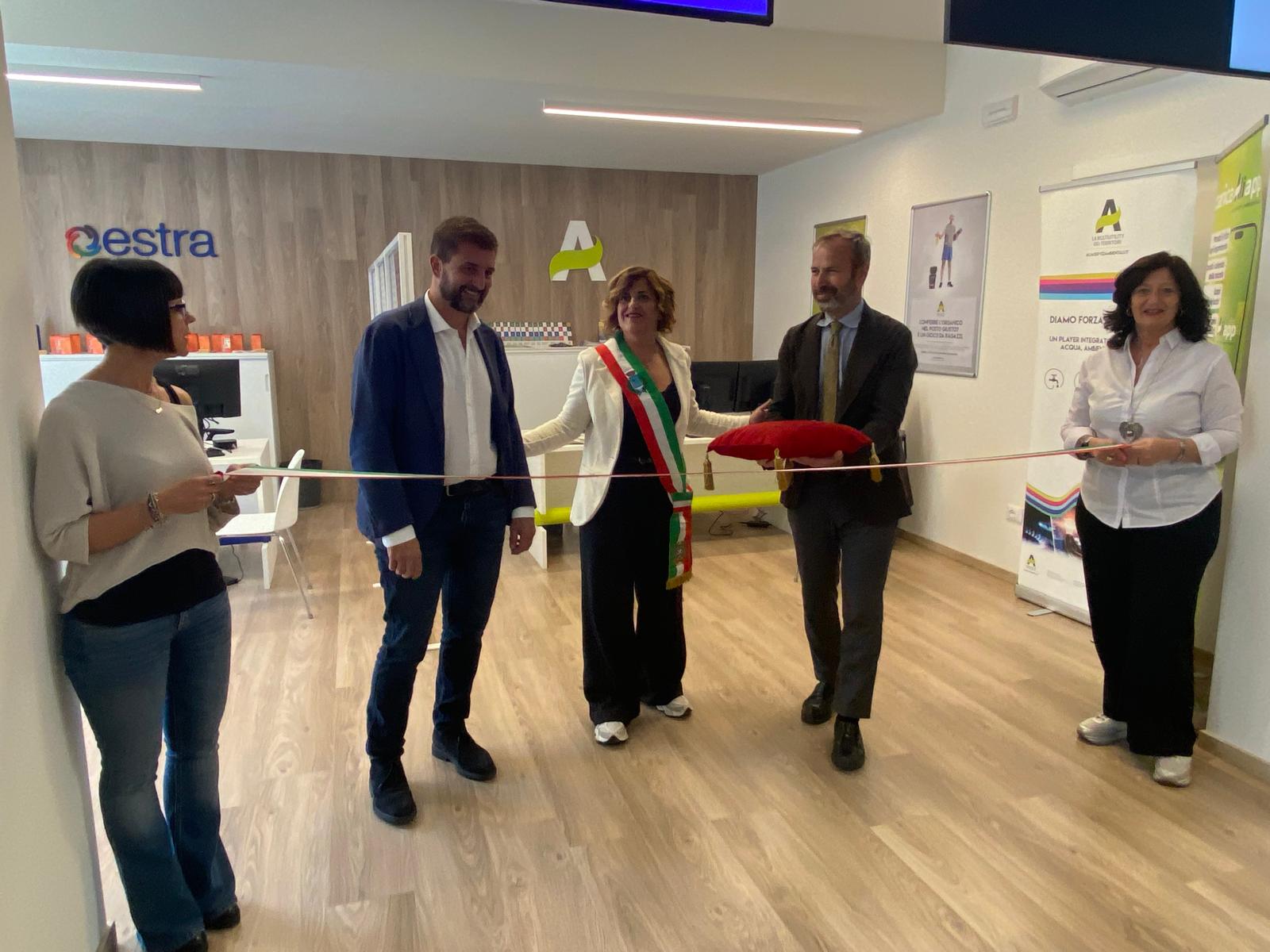 Alia Multiutility e Estra uniscono le forze nel nuovo store per le pratiche di rifiuti, luce e gas (Foto da comunicato Comuni della Val di Bisenzio)